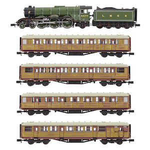 DAPOL 2S-011-010 A1 FLYING SCOTSMAN 4472 IN LNER APPLE GREEN PLUS 4 GRESLEY TEAK COACHES