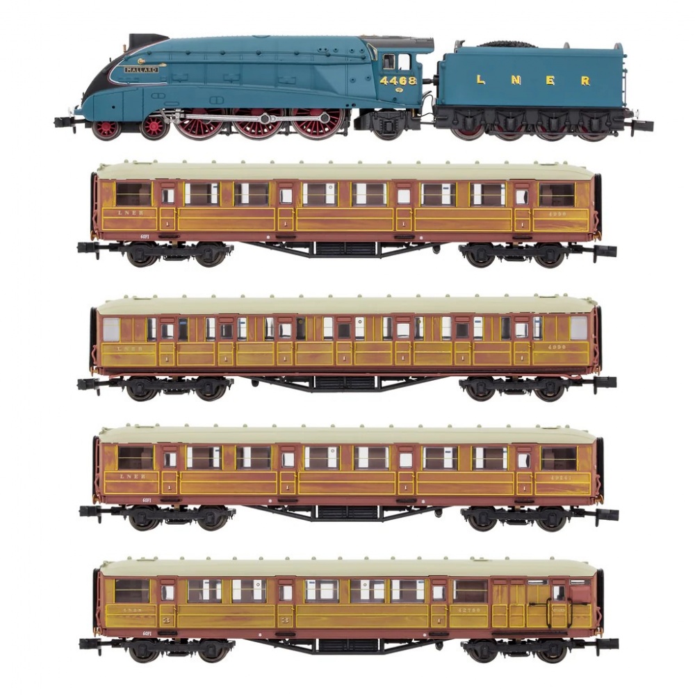 DAPOL 2S-008-016 A4 MALLARD 4468 GARTER BLUE PLUS 4 GRESLEY TEAK COACHES