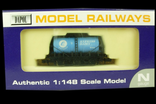 DAPOL DAIRY TANK WAGON BUNDLE (NB-053 AND NB-044)