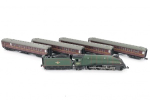 DAPOL 2S-008-018 A4 DOMINION OF NEW ZEALAND 60013 BR L/C PLUS 4 GRESLEY COACHES