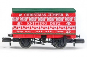 PECO NR2011XM N GAUGE BOX VAN CHRISTMAS 2024